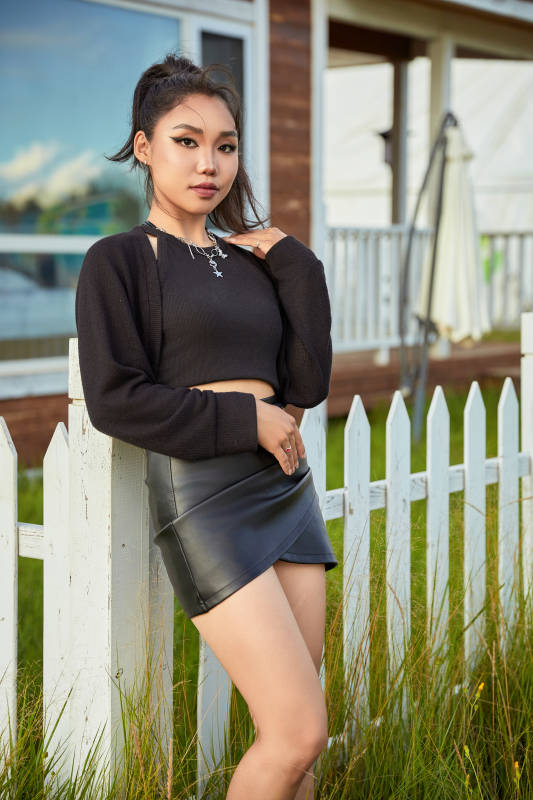 在坝上草原景区旅游拍照的亚洲女性图片