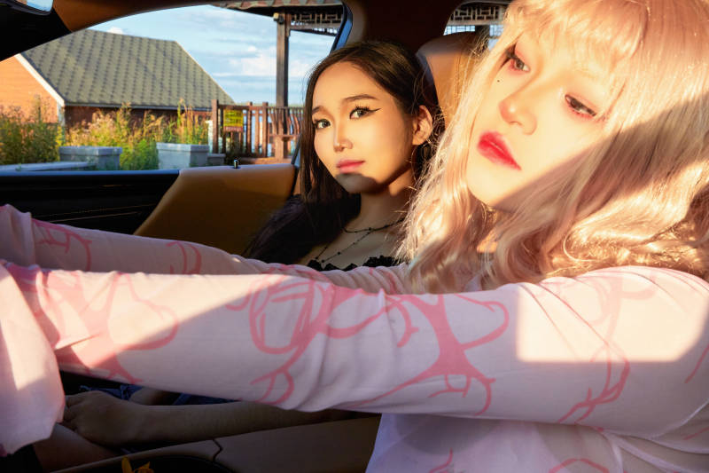 坐在驾驶室里的亚洲青年女性图片