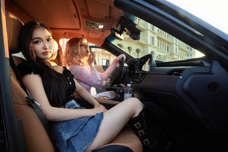 坐在驾驶室里的亚洲青年女性图片