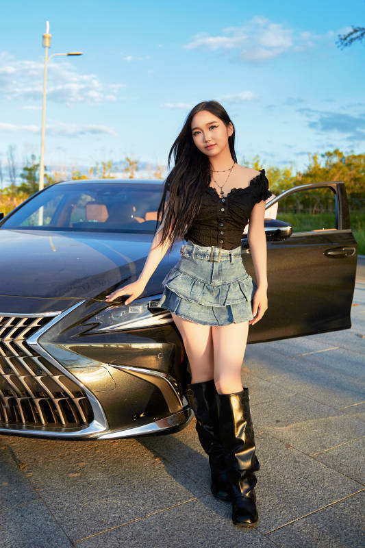 亚洲美女自驾出游的欢乐旅途图片