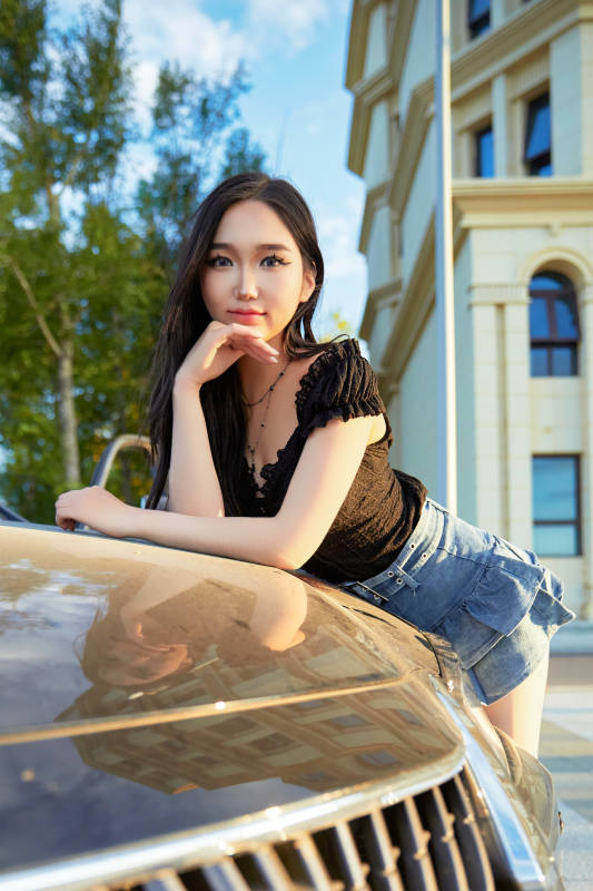 亚洲美女自驾出游的欢乐旅途图片