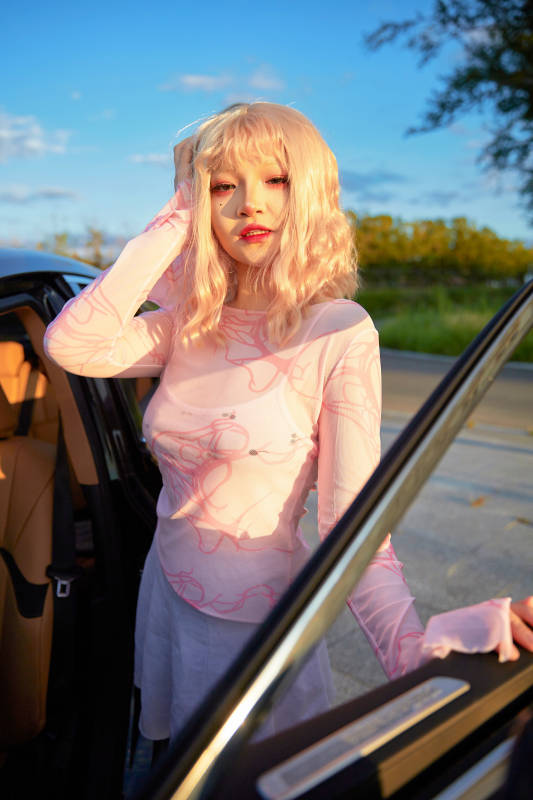 亚洲美女自驾出游的欢乐旅途图片