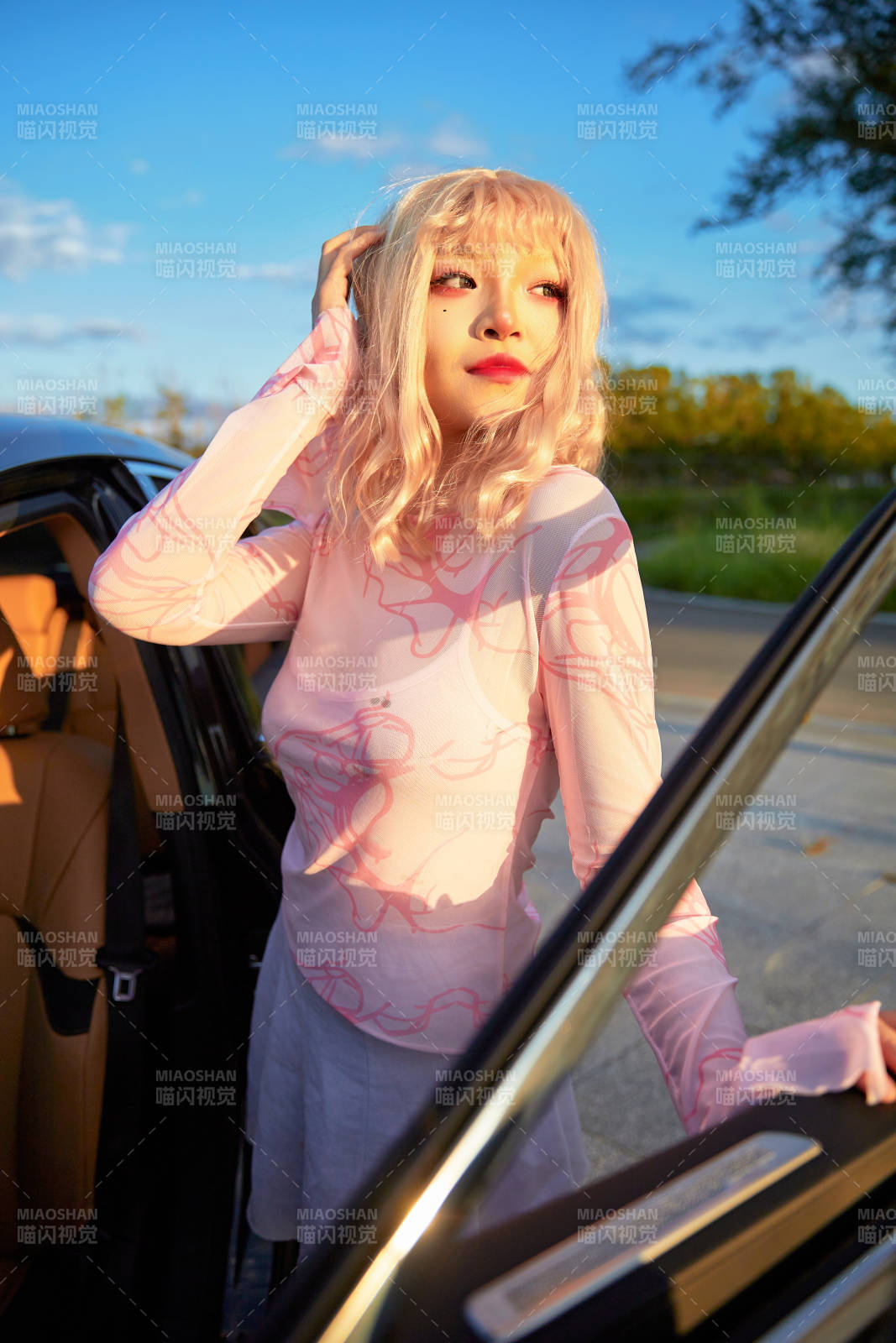 亚洲美女自驾出游的欢乐旅途图片