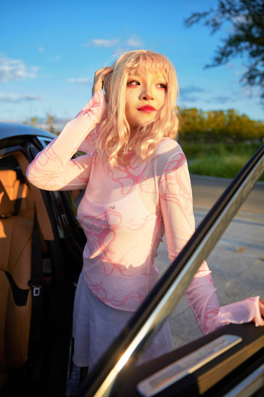 亚洲美女自驾出游的欢乐旅途图片