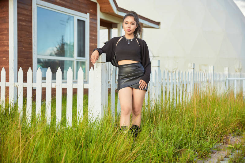 在坝上草原景区旅游拍照的亚洲女性图片