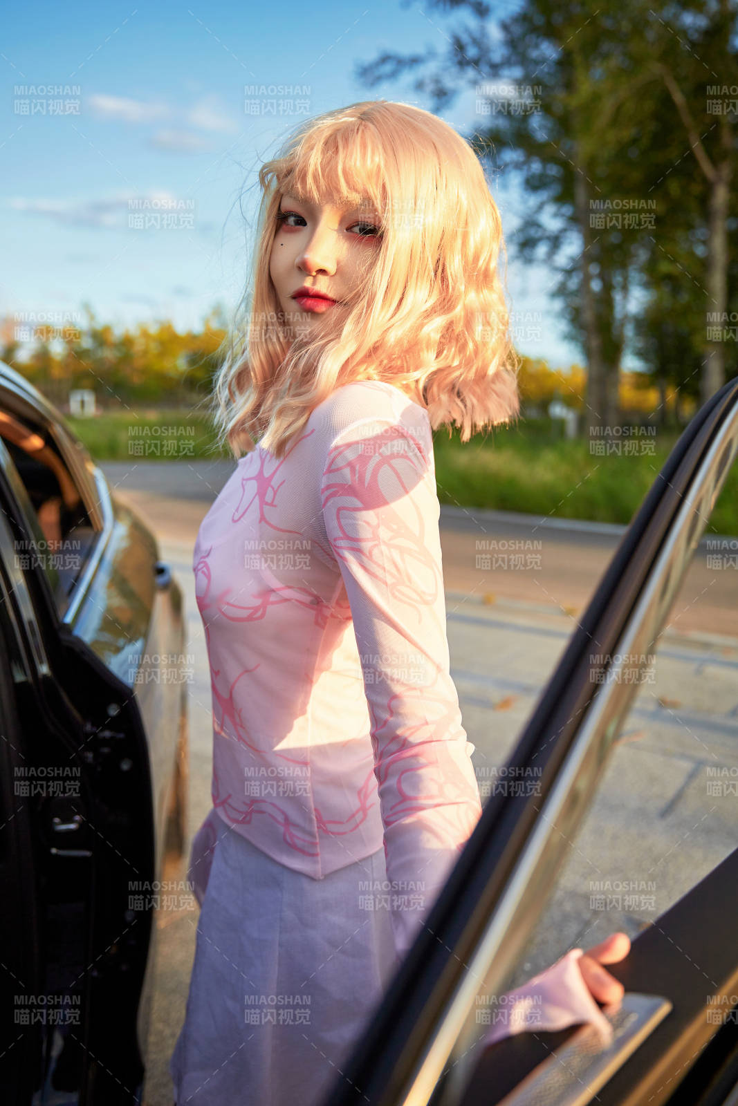 亚洲美女自驾出游的欢乐旅途图片