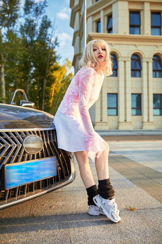 亚洲美女自驾出游的欢乐旅途图片