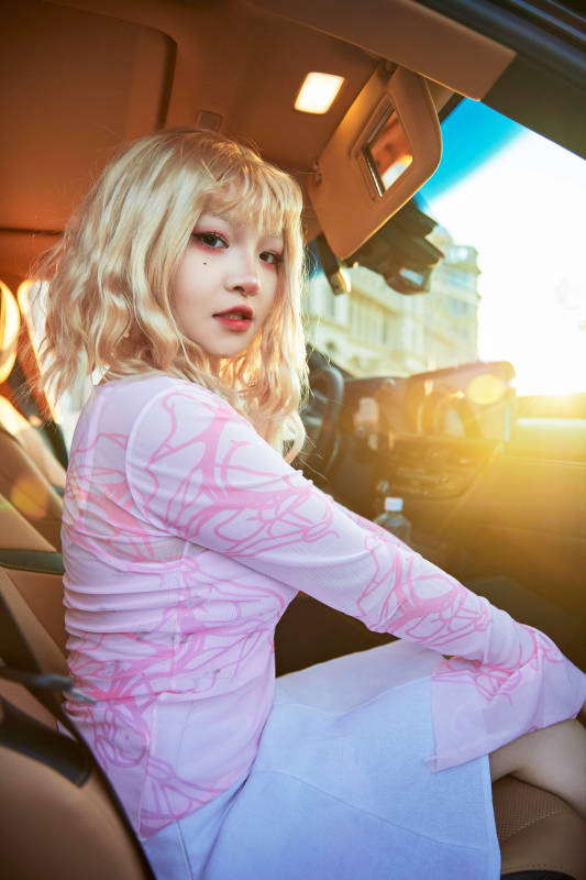 坐在驾驶室里的亚洲青年女性图片