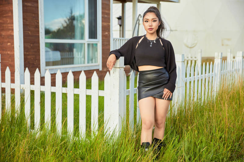 在坝上草原景区旅游拍照的亚洲女性图片