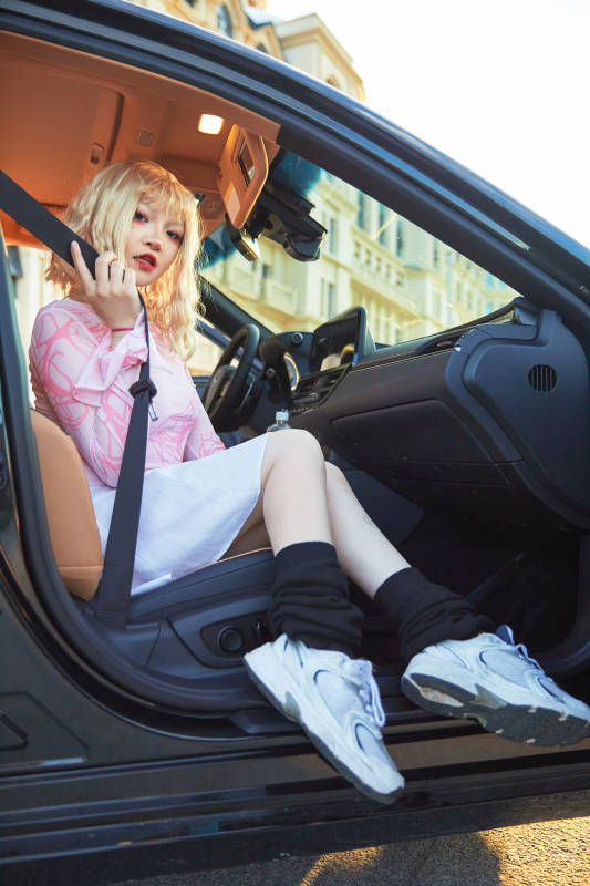 坐在驾驶室里的亚洲青年女性图片