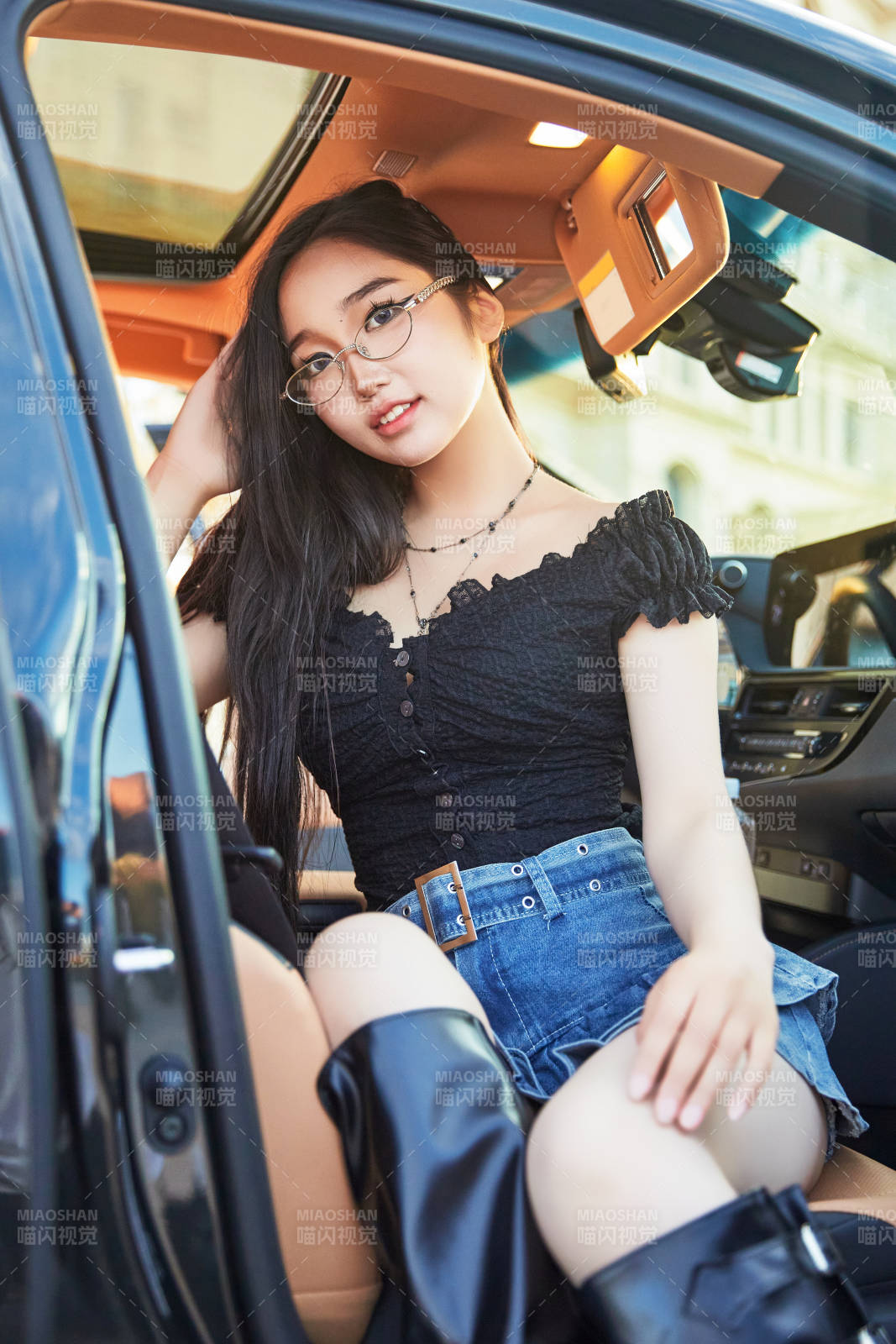 坐在驾驶室里的亚洲青年女性图片