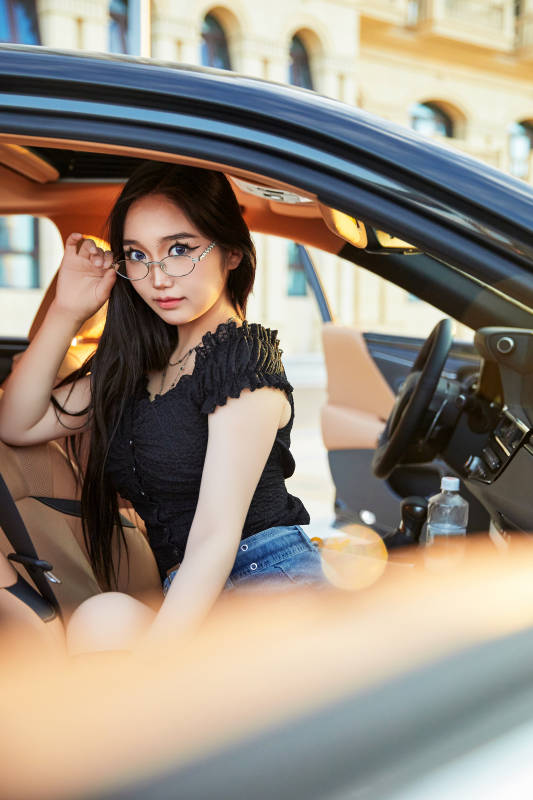 坐在驾驶室里的亚洲青年女性图片