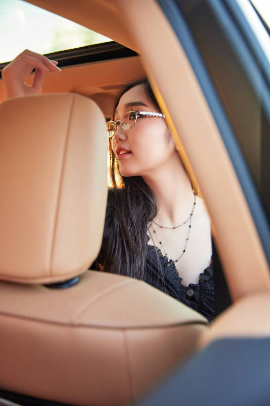 坐在驾驶室里的亚洲青年女性图片