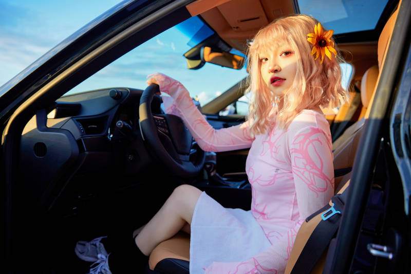 坐在驾驶室里的亚洲青年女性图片