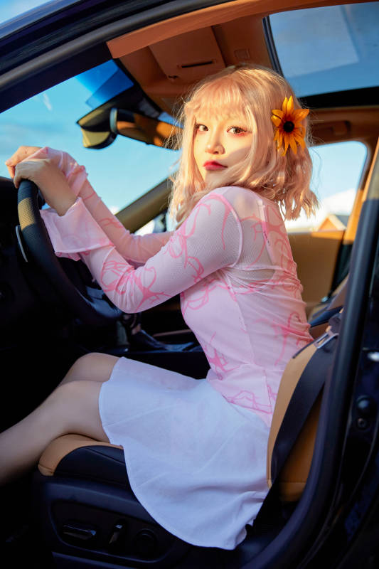 坐在驾驶室里的亚洲青年女性图片