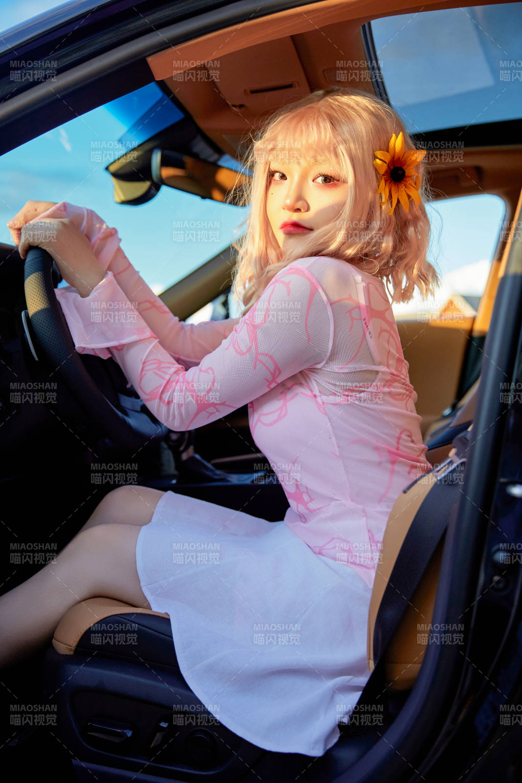 坐在驾驶室里的亚洲青年女性图片