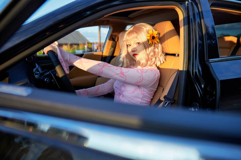 坐在驾驶室里的亚洲青年女性图片