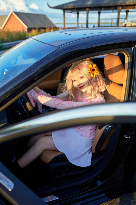 坐在驾驶室里的亚洲青年女性图片