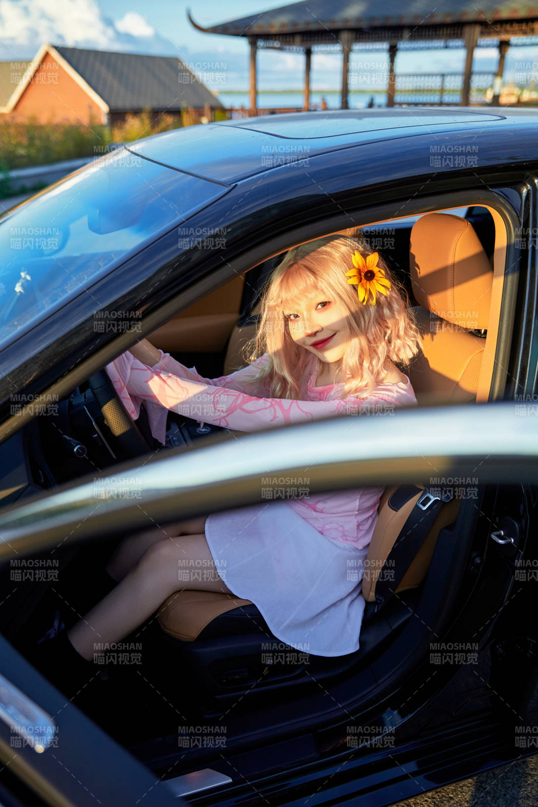 坐在驾驶室里的亚洲青年女性图片