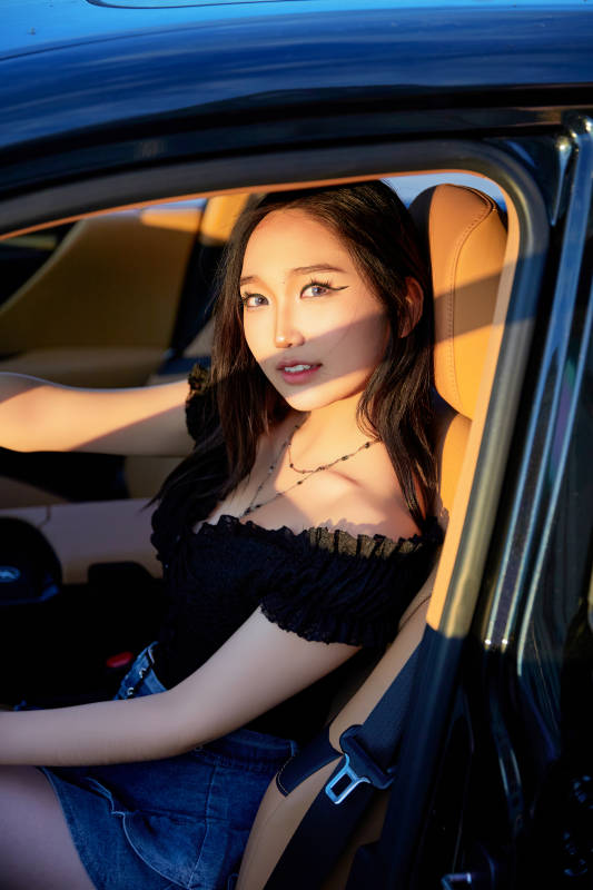 坐在驾驶室里的亚洲青年女性图片