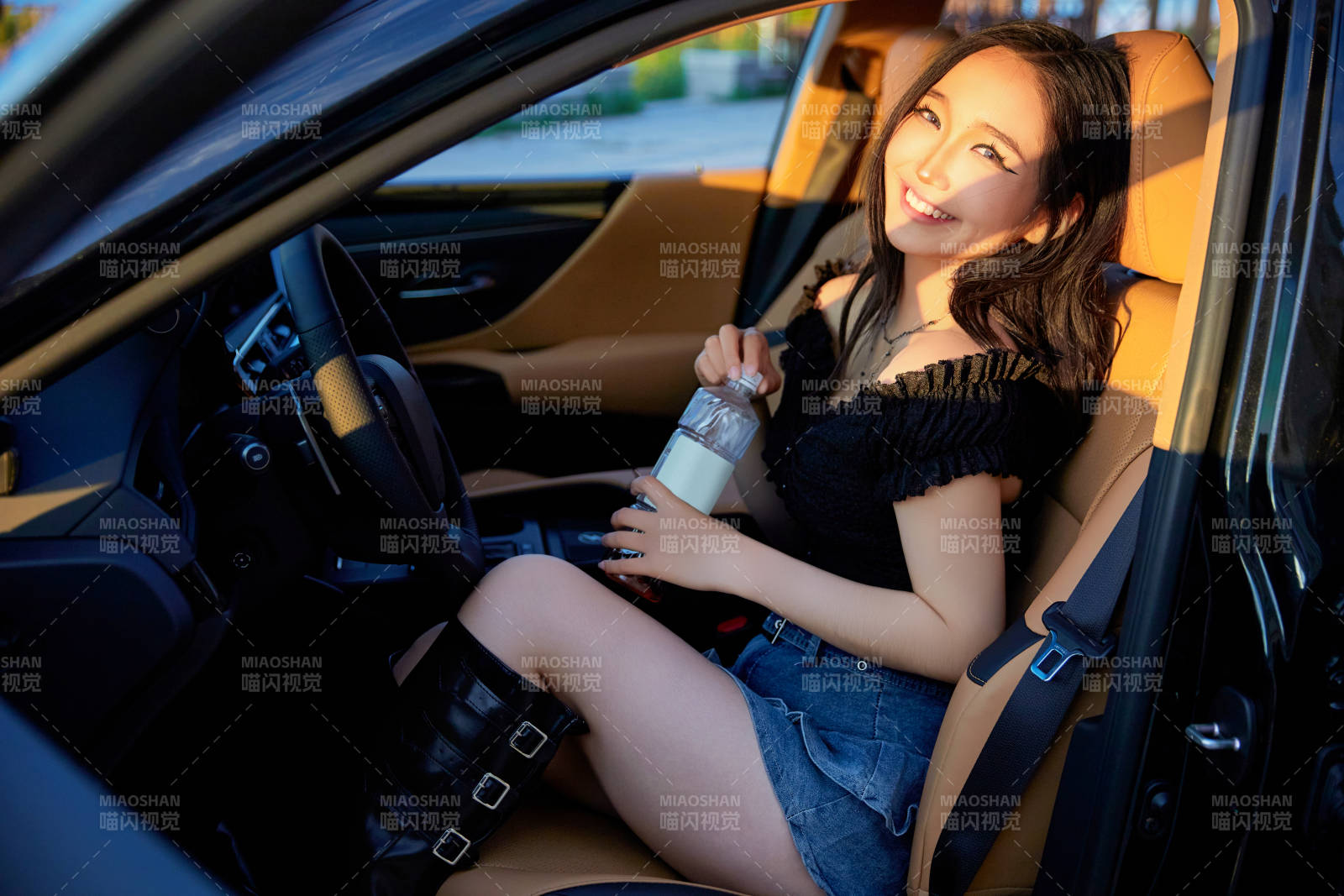 坐在驾驶室里的亚洲青年女性图片