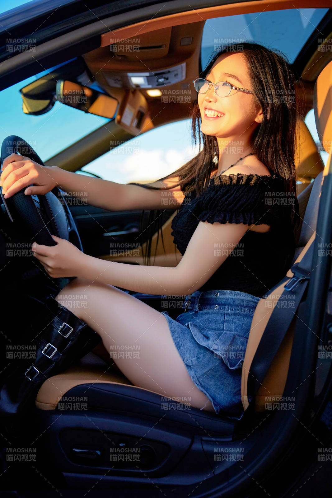 坐在驾驶室里的亚洲青年女性图片