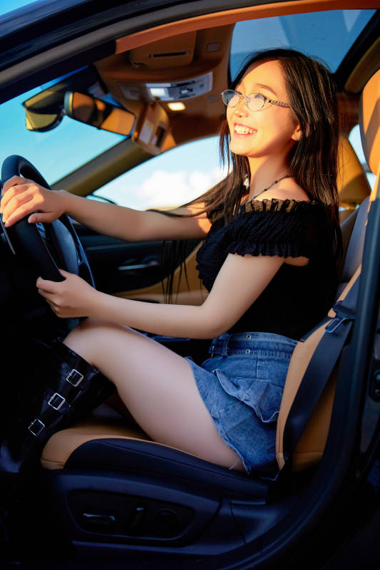 坐在驾驶室里的亚洲青年女性图片