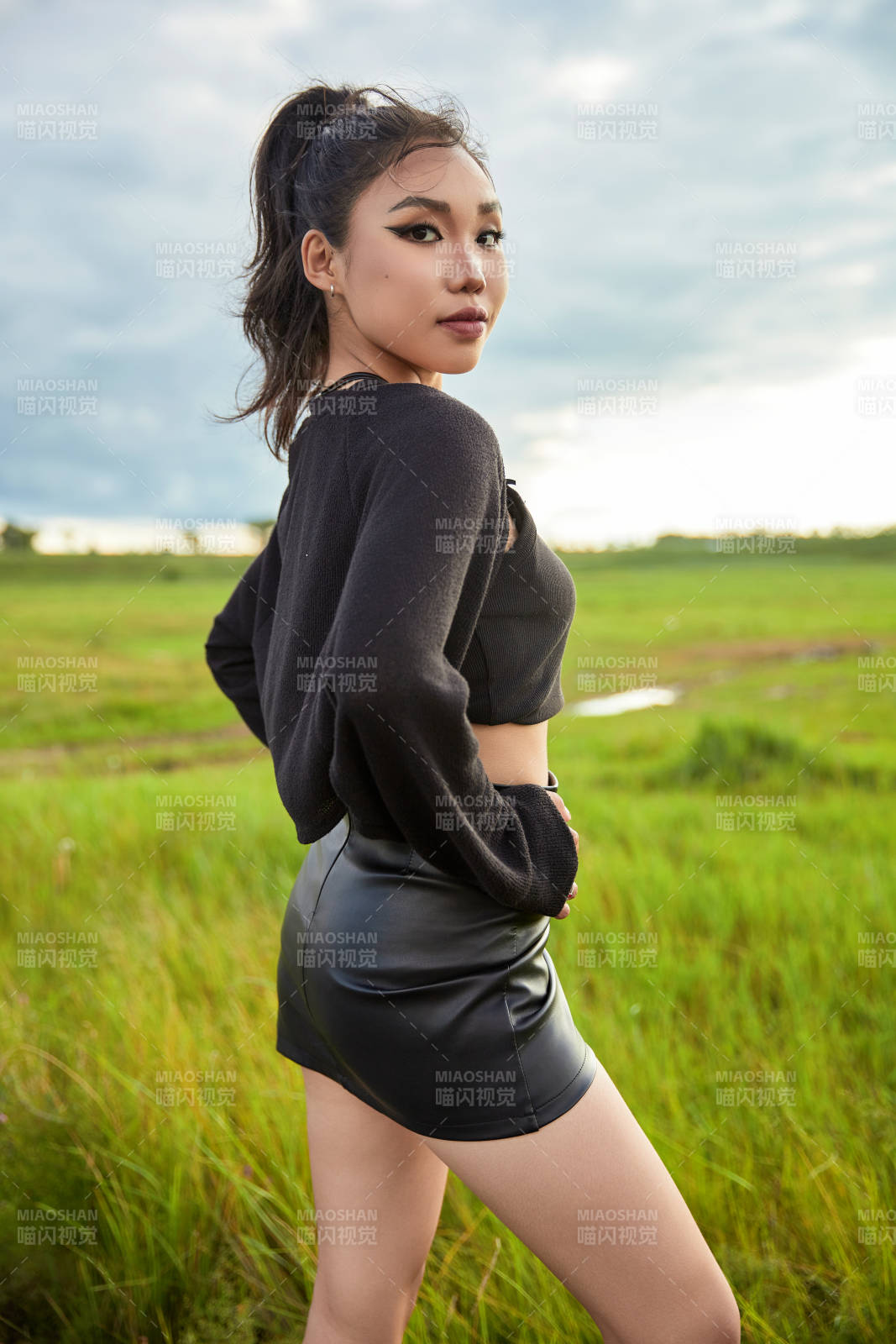 在坝上草原景区旅游拍照的亚洲女性图片