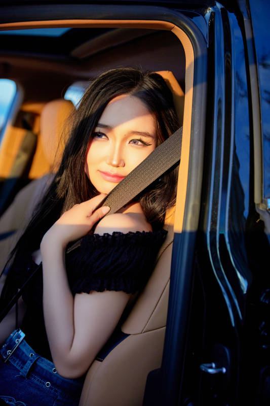 坐在驾驶室里的亚洲青年女性图片