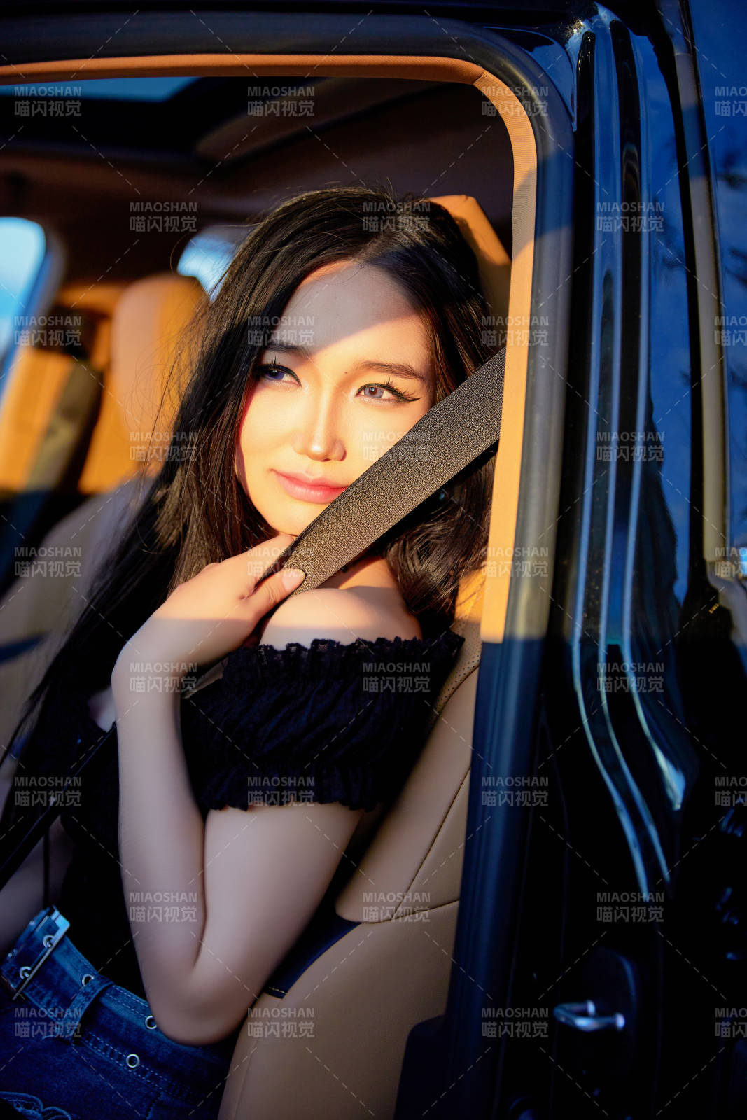 坐在驾驶室里的亚洲青年女性图片