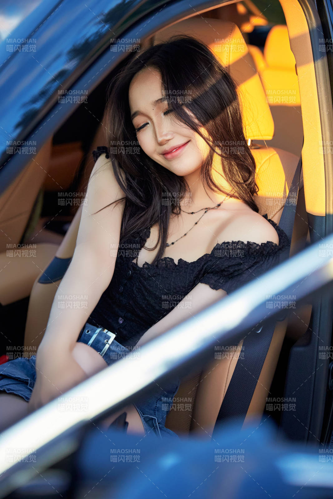 坐在驾驶室里的亚洲青年女性图片