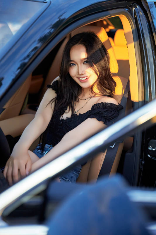 坐在驾驶室里的亚洲青年女性图片