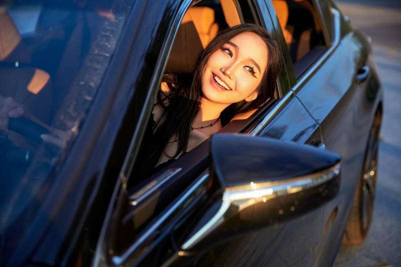 坐在驾驶室里的亚洲青年女性图片