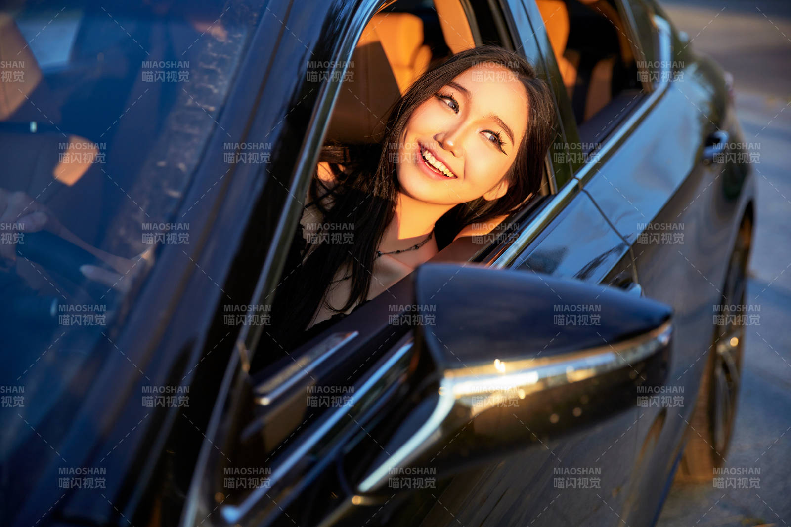 坐在驾驶室里的亚洲青年女性图片