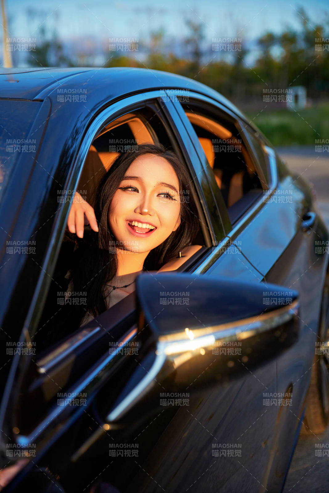 坐在驾驶室里的亚洲青年女性图片