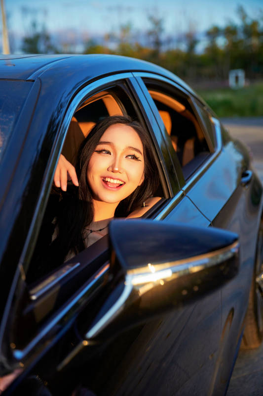 坐在驾驶室里的亚洲青年女性图片