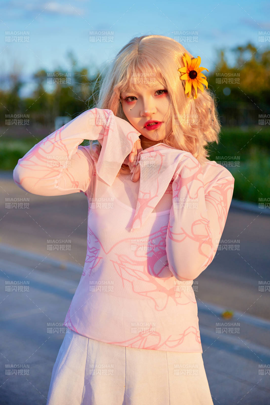 在景区旅游拍照的蒙古族美丽姑娘图片