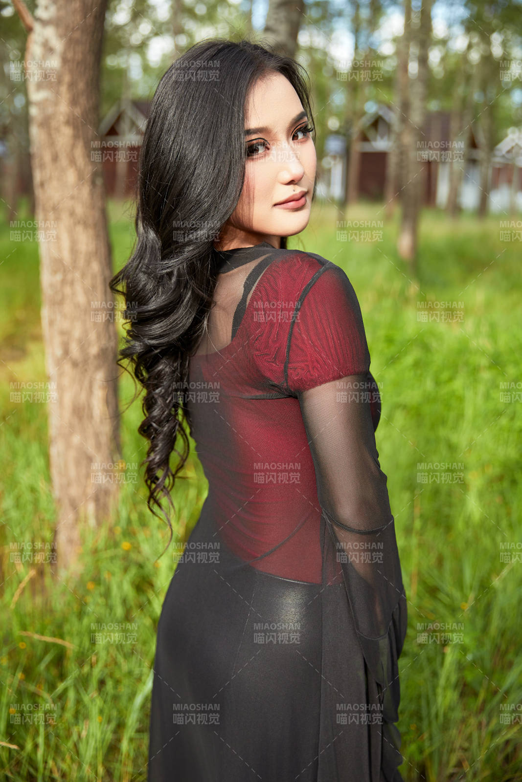 穿着性感服饰在户外拍照的亚洲女性图片