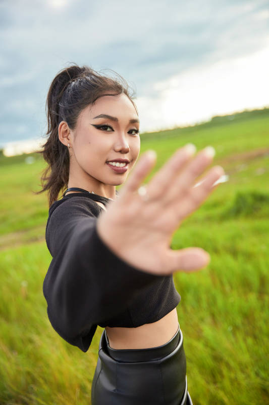 在坝上草原景区旅游拍照的亚洲女性图片