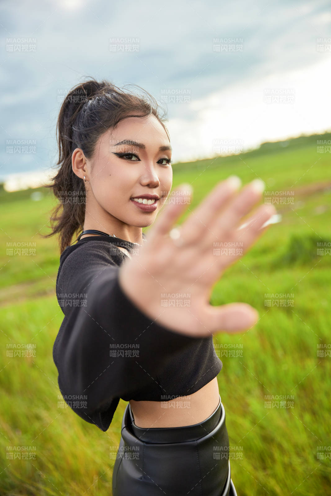 在坝上草原景区旅游拍照的亚洲女性图片