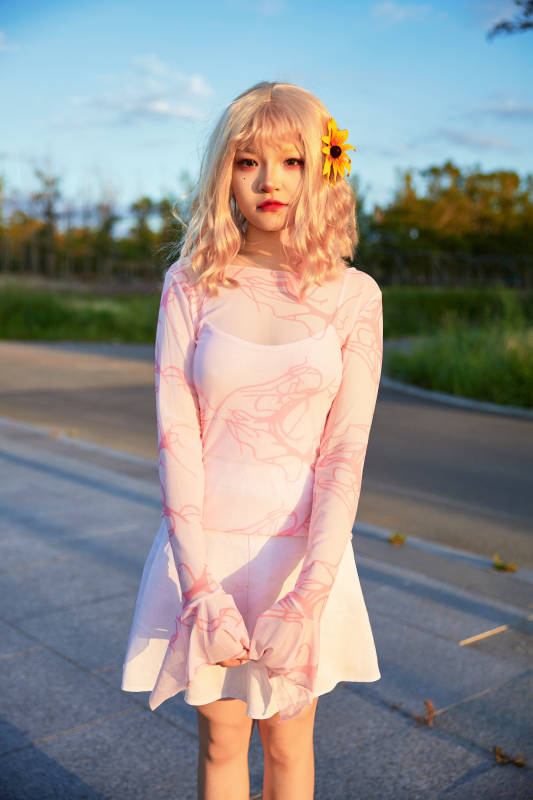 在景区旅游拍照的蒙古族美丽姑娘图片