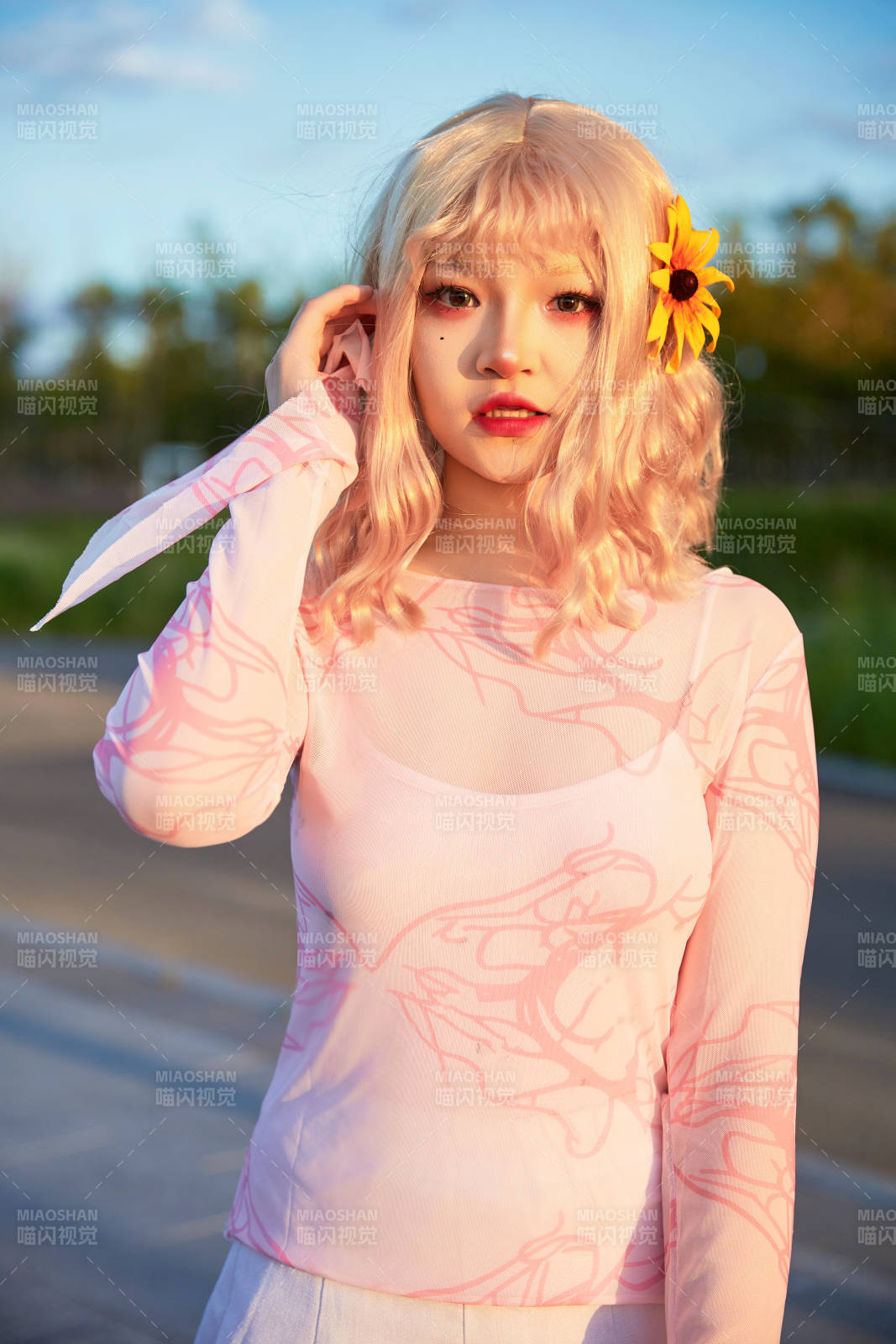 在景区旅游拍照的蒙古族美丽姑娘图片