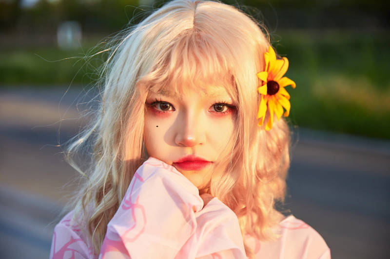 在景区旅游拍照的蒙古族美丽姑娘图片