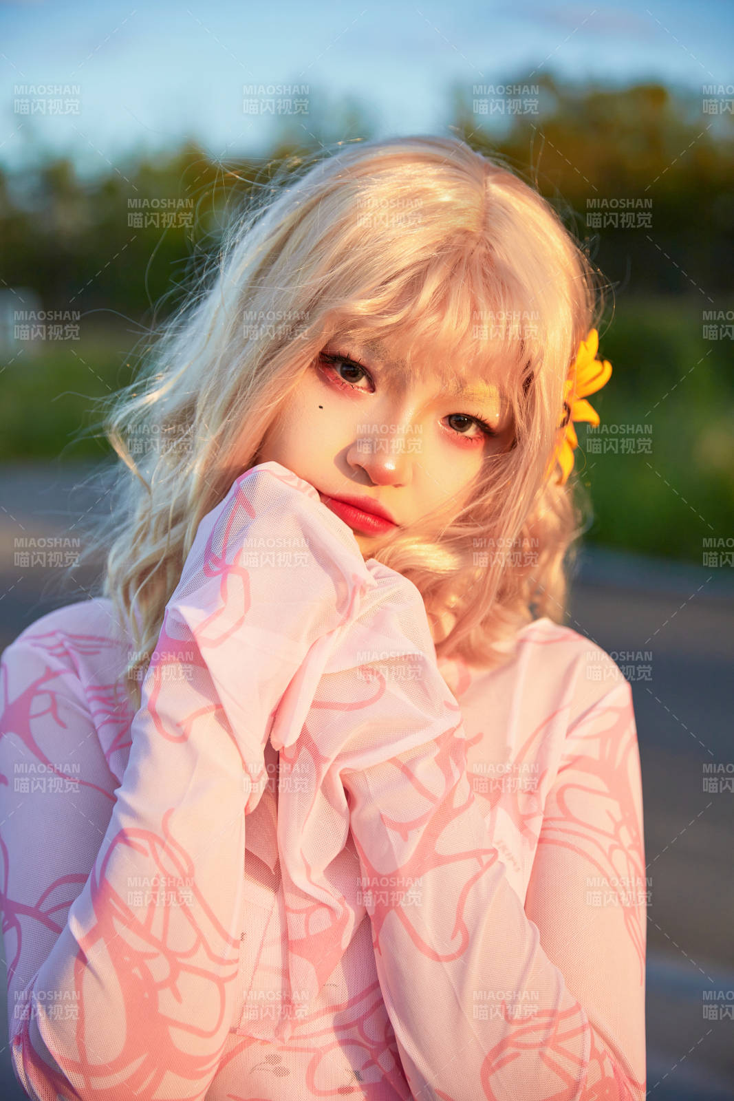 在景区旅游拍照的蒙古族美丽姑娘图片