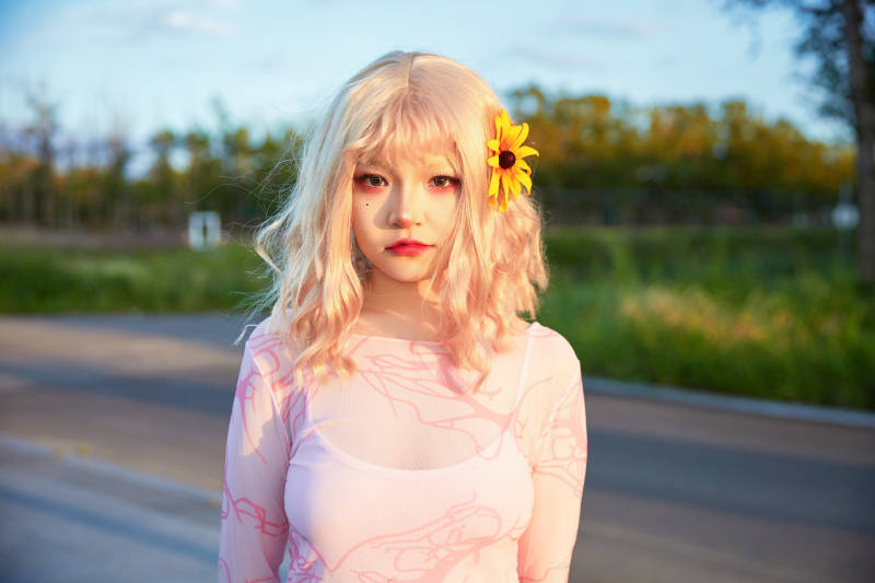 在景区旅游拍照的蒙古族美丽姑娘图片