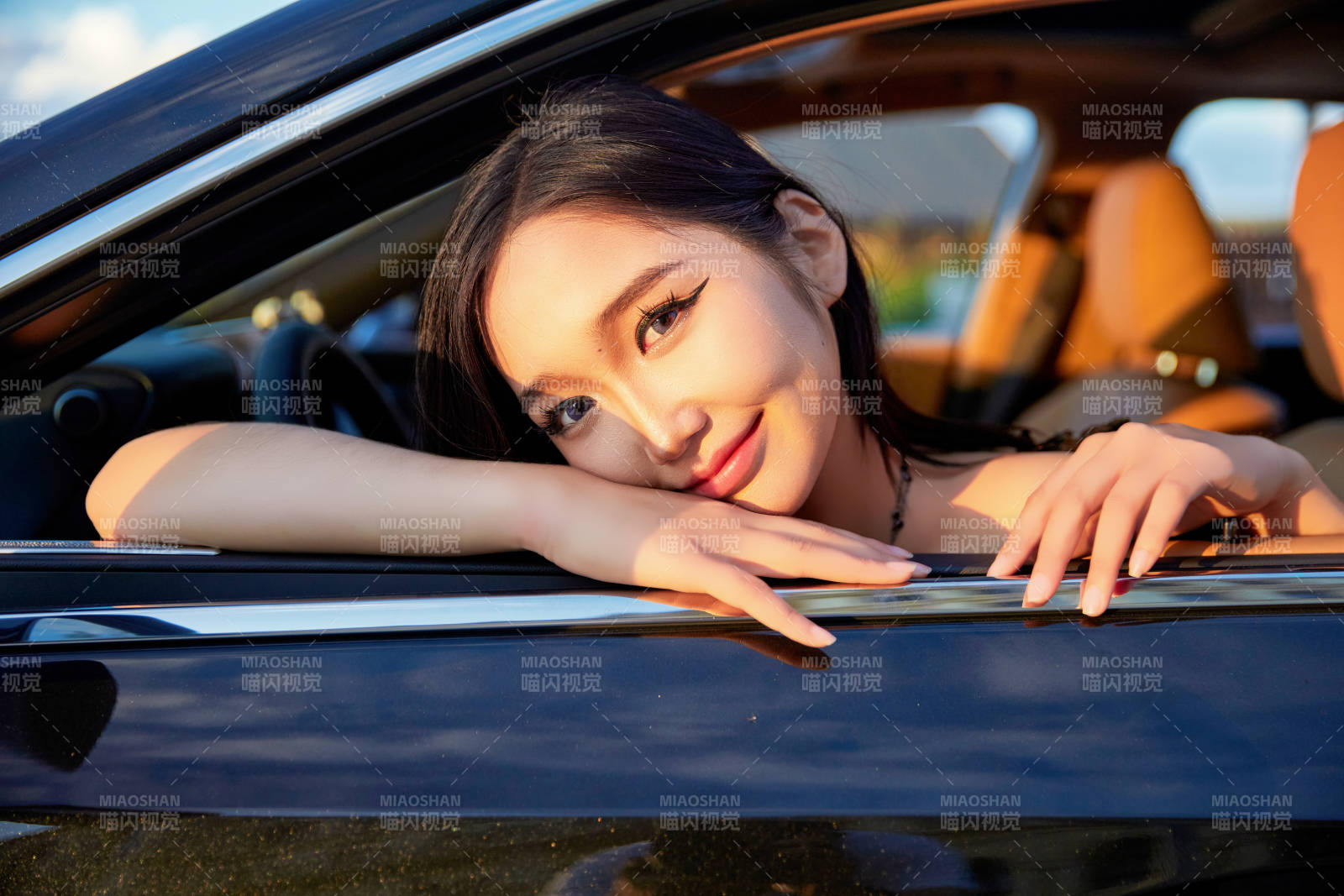 在景区旅游拍照的蒙古族美丽姑娘图片