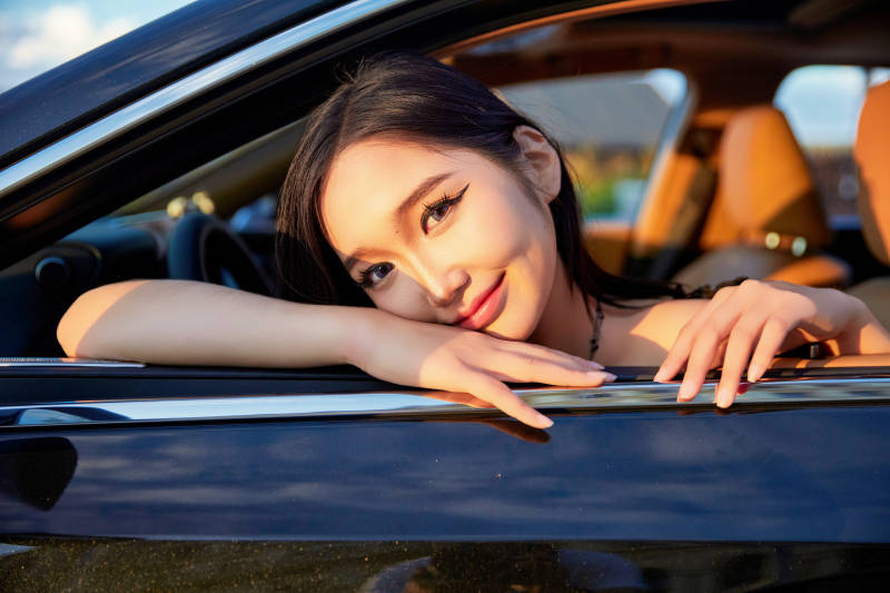 在景区旅游拍照的蒙古族美丽姑娘图片