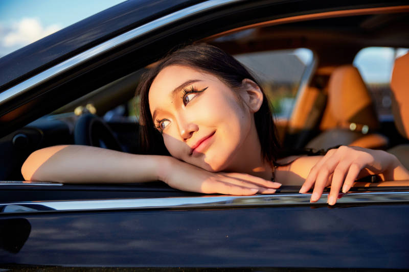 在景区旅游拍照的蒙古族美丽姑娘图片