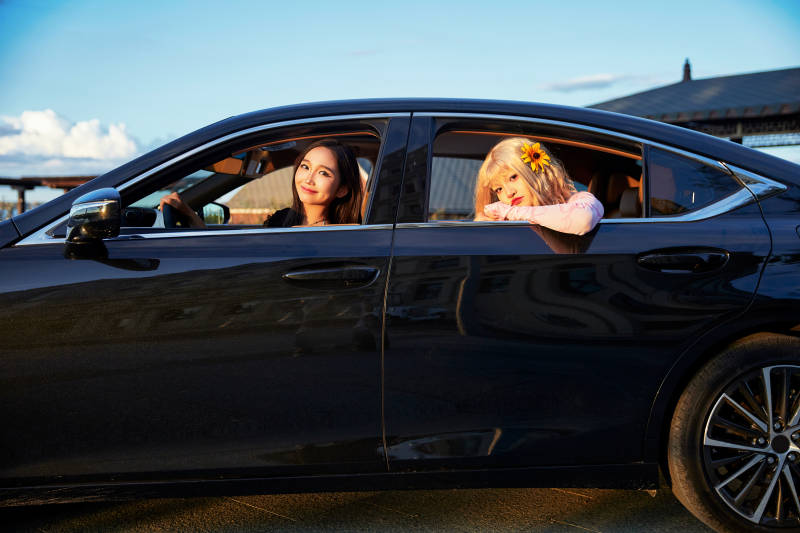 亚洲美女自驾出游的欢乐旅途图片