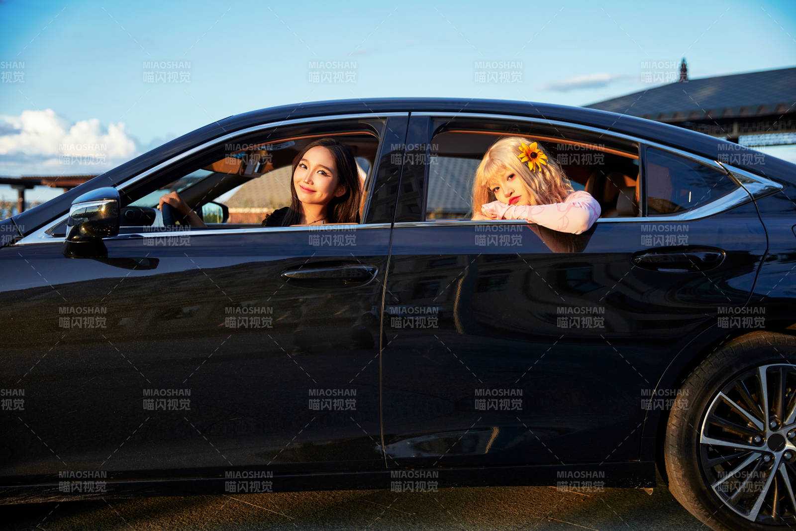 亚洲美女自驾出游的欢乐旅途图片